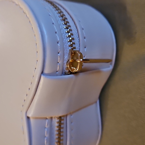 Cream Heart Shaped Travel Jewelry Box - Picture 3 of 4